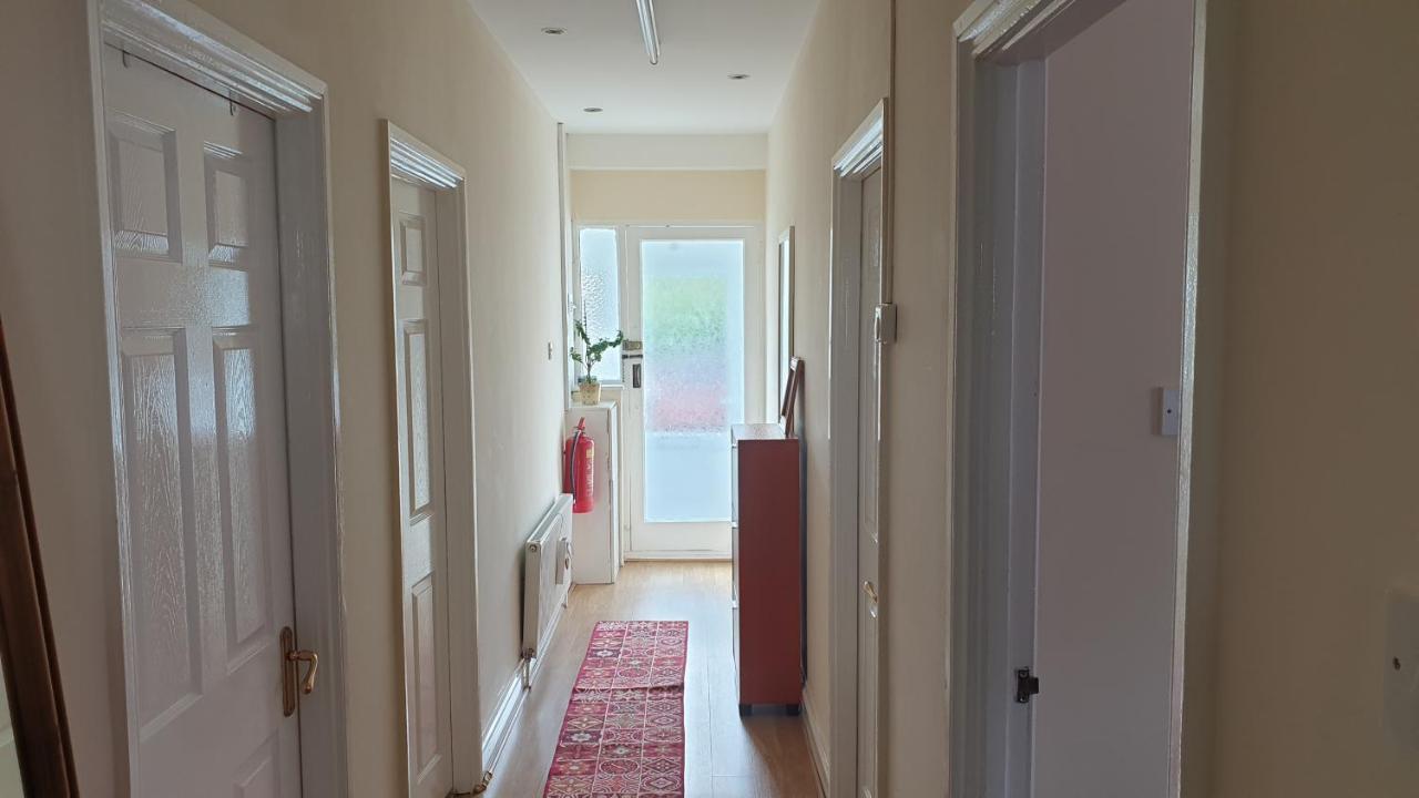 Guess Bungalow Wembley Londres